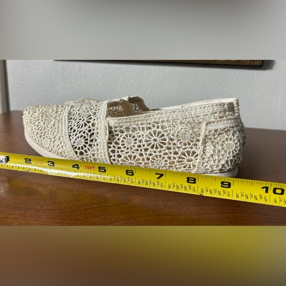 5/$25 TOMS Women's Cream Crochet Espadrilles - Picture 2 of 6